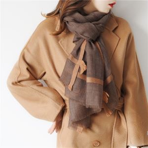 Bufanda de lana ligera de color liso para mujer Diseño de borde
